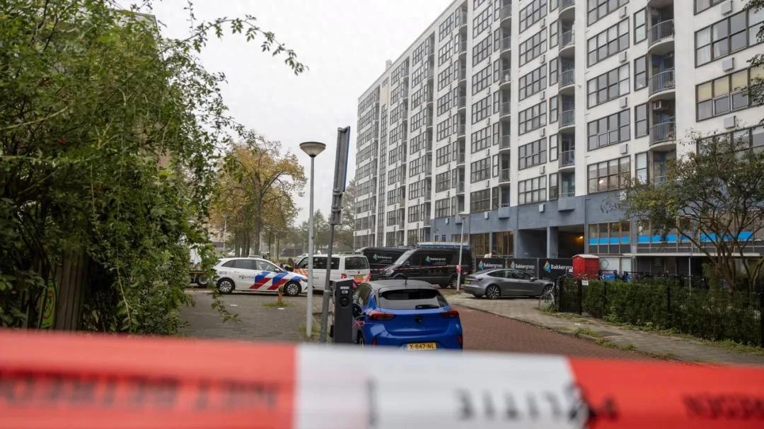 阿姆斯特丹大火致1死，百户居民有家难回！夜逃足球俱乐部避难