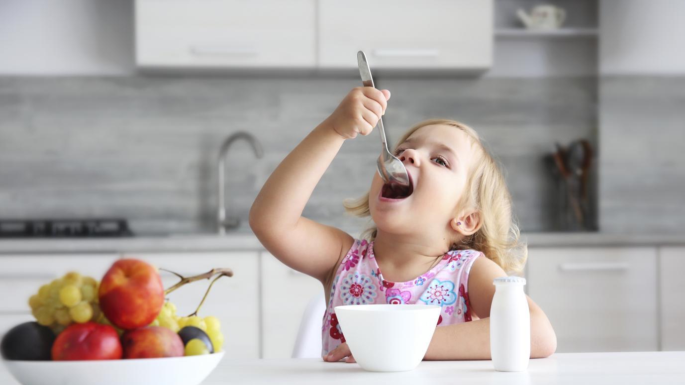宝宝自主进食，这样做不追喂、不弄脏！