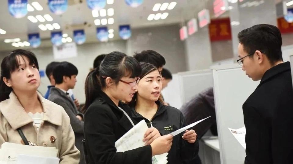 部门换了新领导，每天下班开会1小时，一周后同事辞职13人