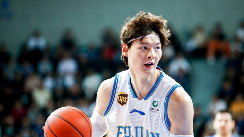 刚打完比赛三小时，上海启程北京！王哲林未随队，机场偶遇山西！