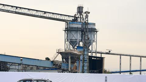 颠覆认知！行政轿车居然地板油起步不打滑、过弯无侧倾。