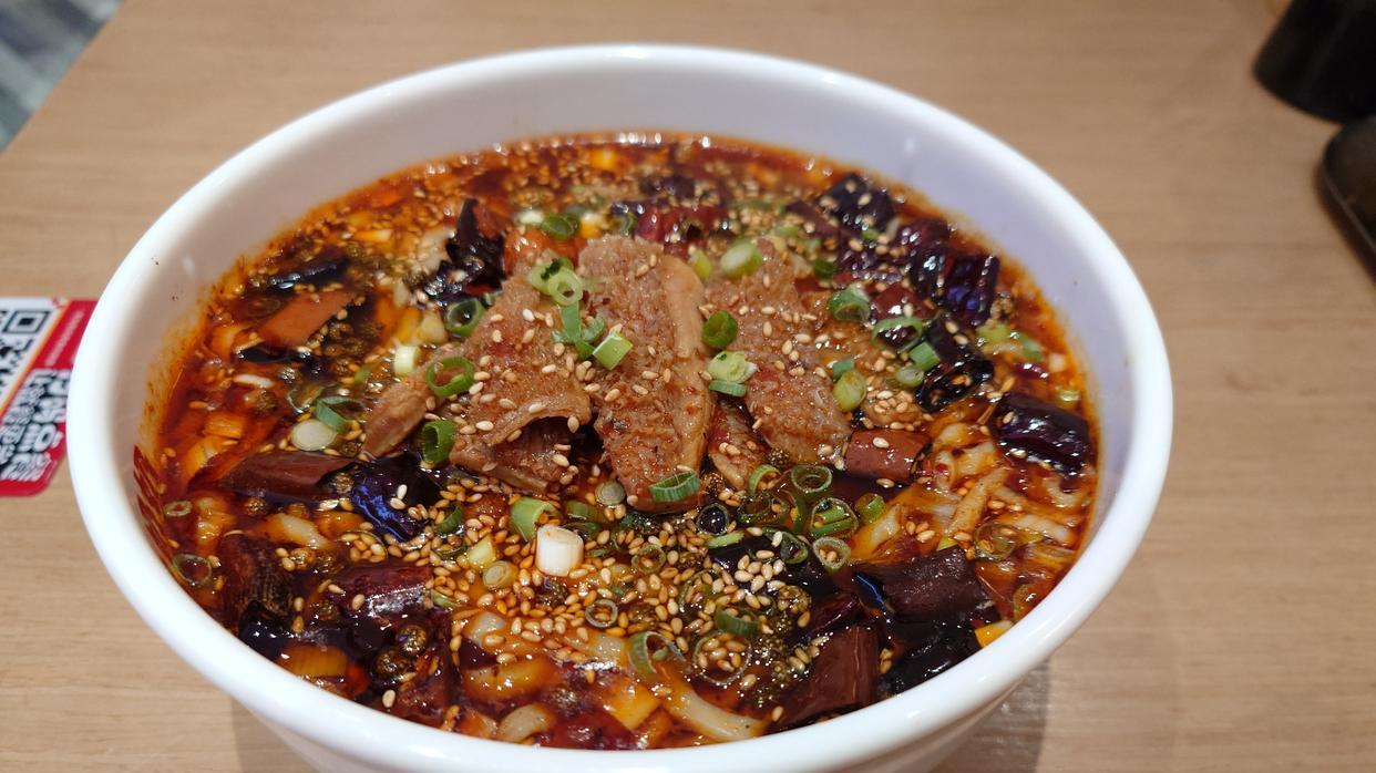 这碗香辣牛肚面，是红油滚过的江湖味