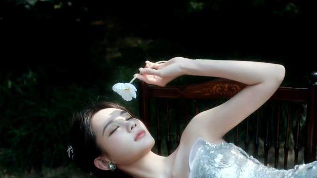 李一桐  一袭银色立体亮片鱼尾裙，诠释极致柔美！