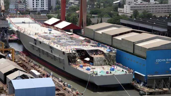 亚洲首艘核航母？搭载54架舰载机满载65000吨，美：世界第三稳了