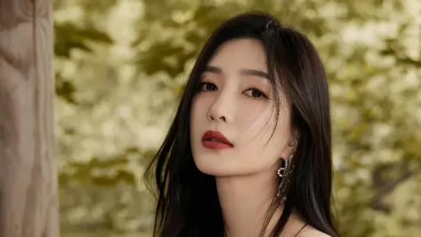 江疏影穿着白色抹胸单边高开叉长裙，凸显完美性感身材，让人禁不住多看几眼！