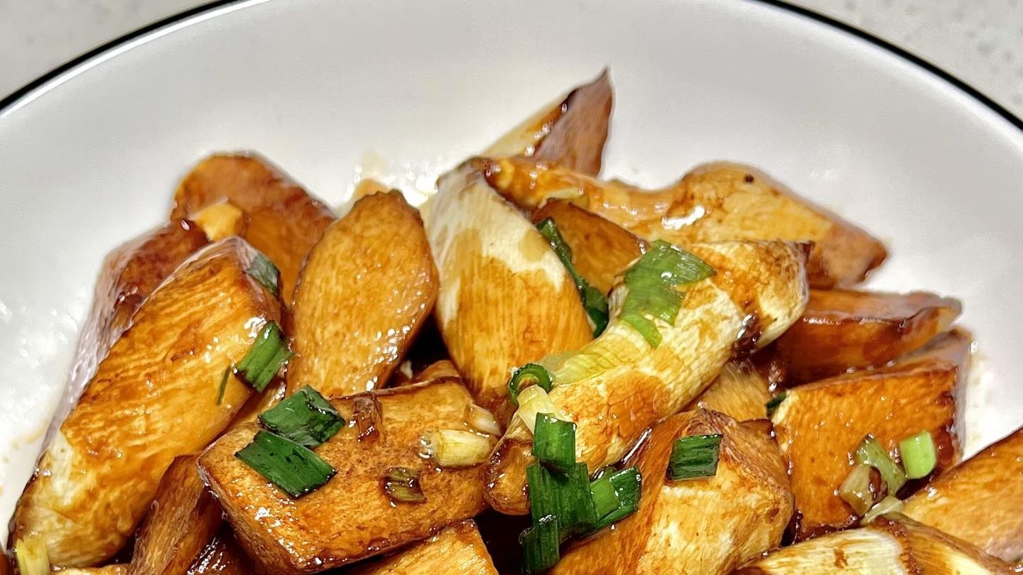 秋天的“水中人参”别白煮！油焖茭白这么做，鲜到舔盘