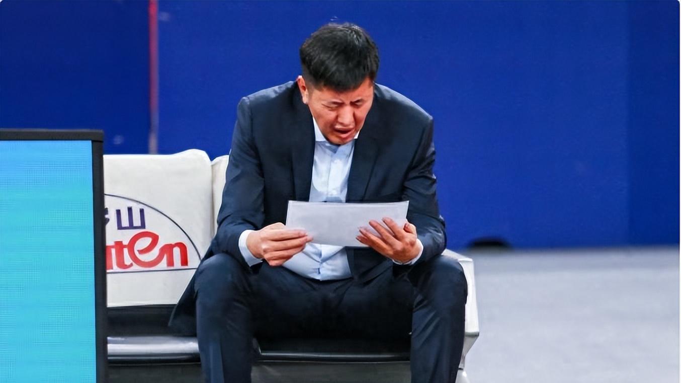 丁团长下课了！球迷：别再去当主教练了，好好去做解说员吧