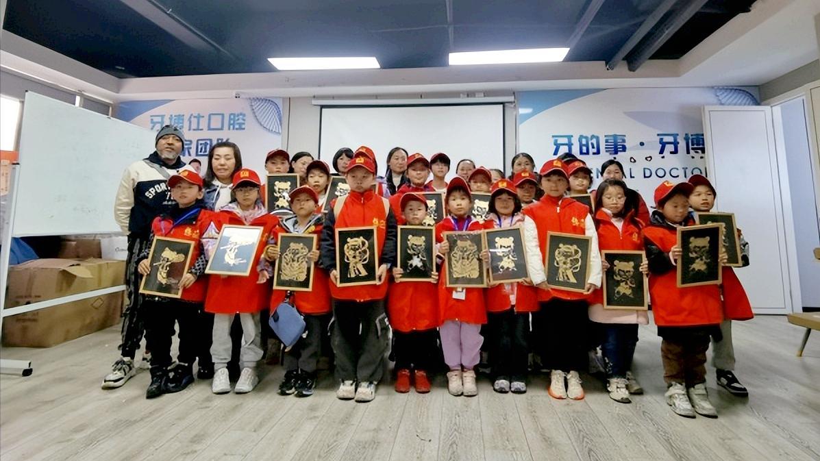 张家界市：箔绘就东方神韵 少年巧手传承非遗