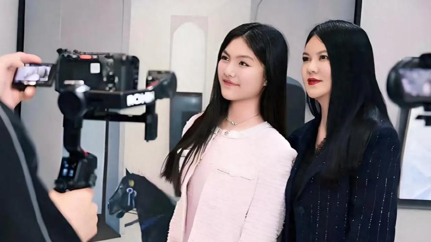 李湘带王诗龄去英国看马赛，母女装扮很显高贵，就像是姐妹花一般