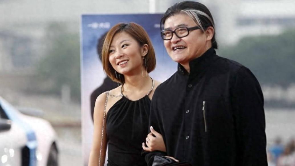 刘欢34岁女儿大婚！新郎帅气，卢璐打扮喜庆，刘欢强颜欢笑不舍得