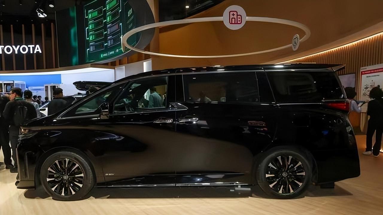 百万级豪车降至23.6万！2026款丰田埃尔法亮相，布艺座椅+手动调节