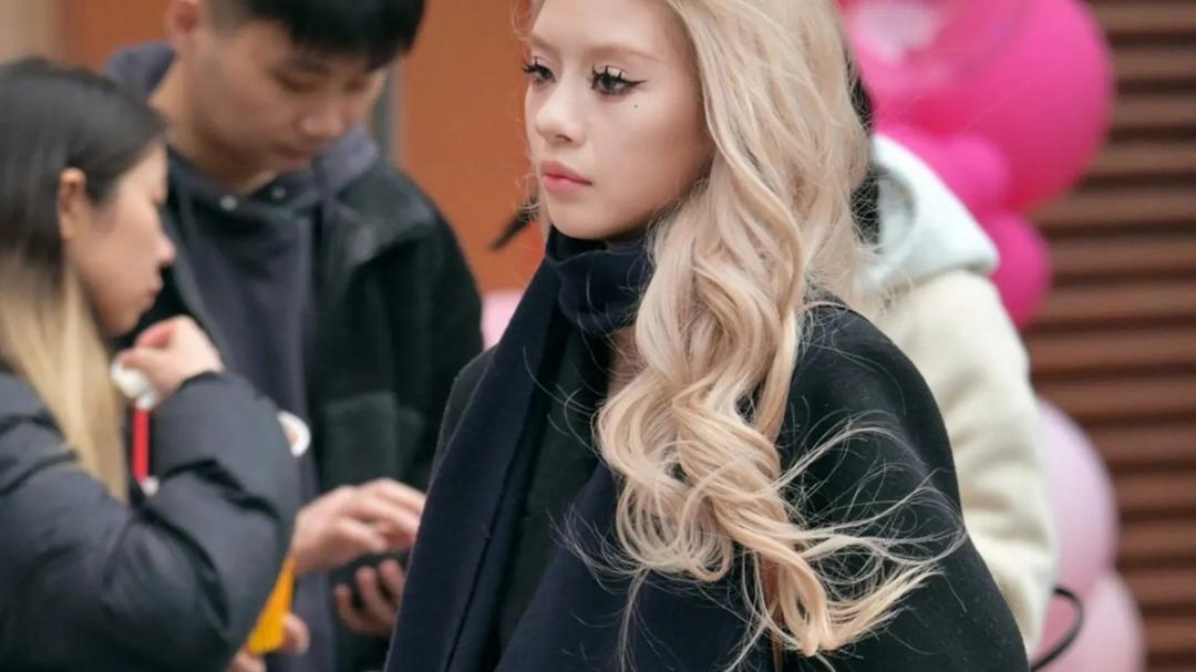 一年一度一黑衣，黑色大衣重装上阵，低调奢华大气的美女