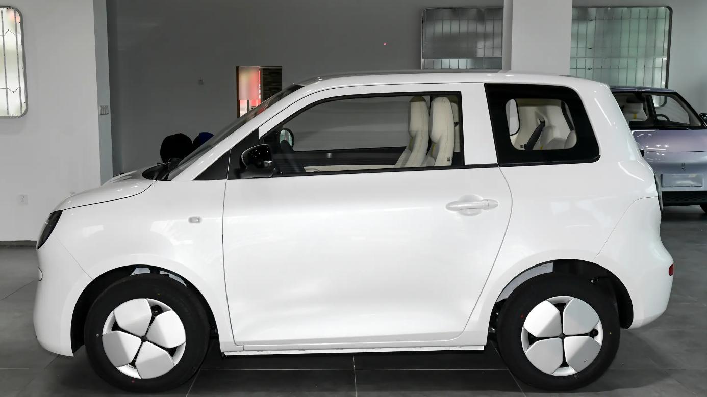 起步3.98万挺亲民，但埃尚这车来得晚了一些，实则与五菱没啥关系