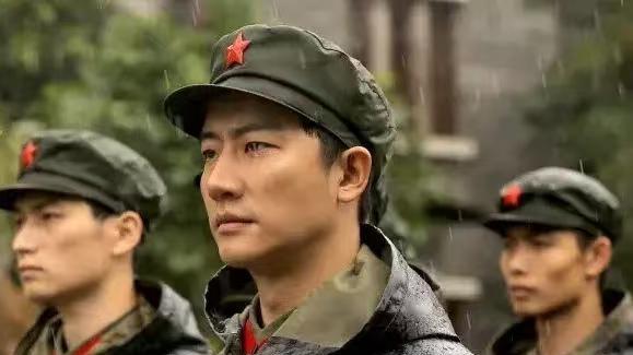 二叔1974年营长转业，主动到县砖瓦厂当副厂长，至今他说不后悔