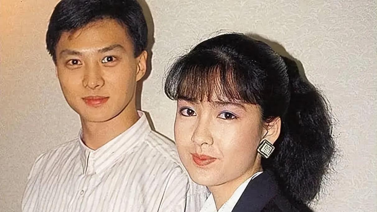 周慧敏52岁的腿有多美？迷倒郭富城，让李克勤痴迷30年