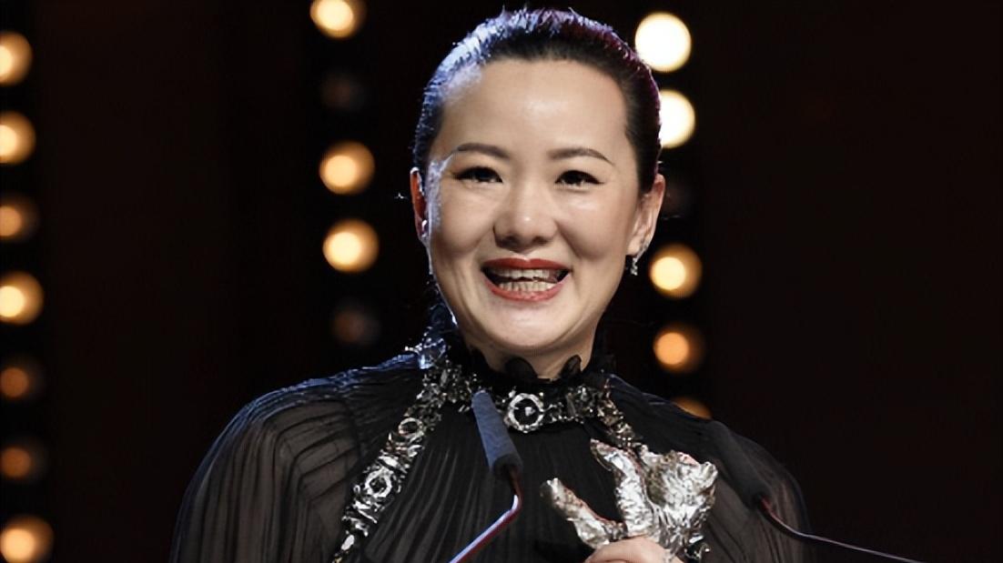 “影后”咏梅，剧本比编剧还厚，每页都贴满便利贴