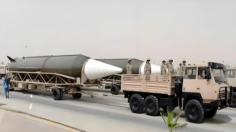 回顾：花35亿买东风导弹，砸150亿请中国驻军，令10万敌军不敢动