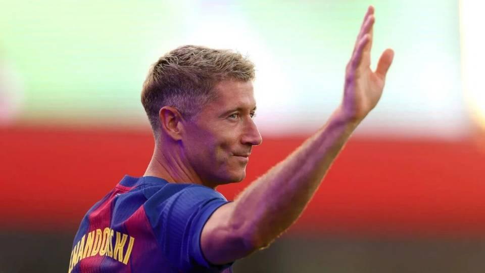 莱万失点全场迷失，状态断崖下滑，巴萨锋线换代迫在眉睫，谁能接班？