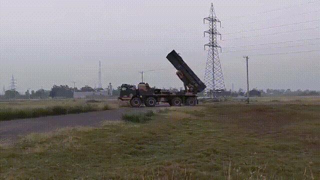 中国新战术导弹齐射，巴铁喊话下次就靠它，600公里轰击印军机场