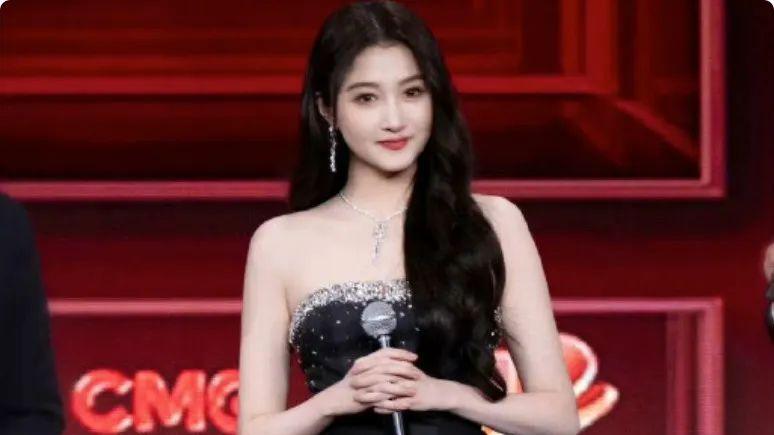 姜妍知性甜美，关晓彤绝美动人，都不及刘亦菲蜂腰抢镜