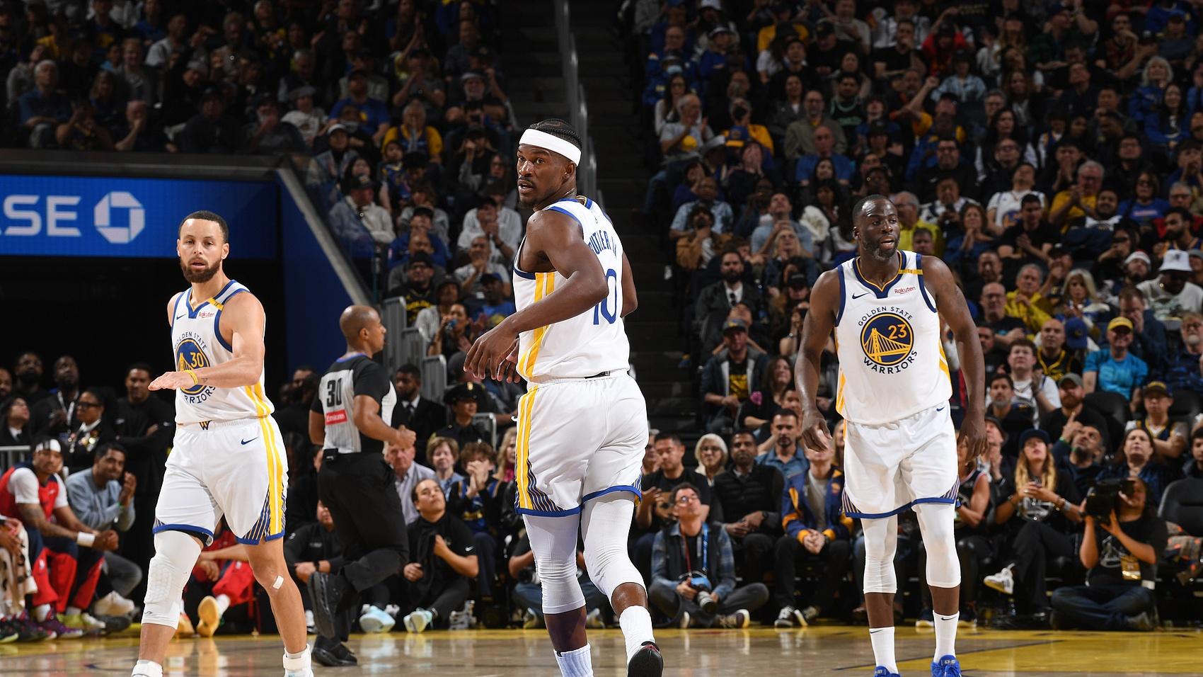 勇士季后赛开门红！库里“职场老炮”式破局，团队协作诠释团队智慧