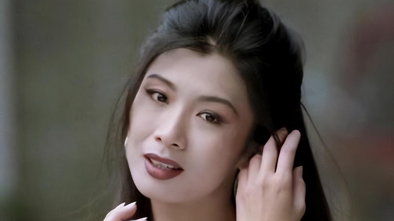 “三级艳后”曾拒绝成龙，如今61岁胖到220斤，依旧美到撩人心弦