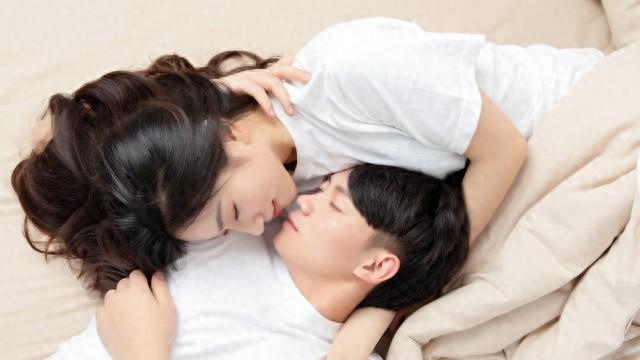 女人想男人了，这5种生理语言，完全藏不住