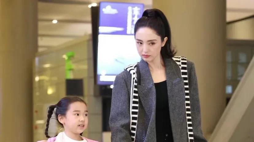 董璇带着女儿现身机场，女儿小酒窝简直是父亲高云翔复刻版