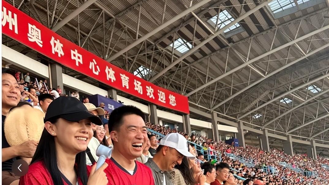 标题：超市偶遇创始人 李想夫妻俩的手机与生活