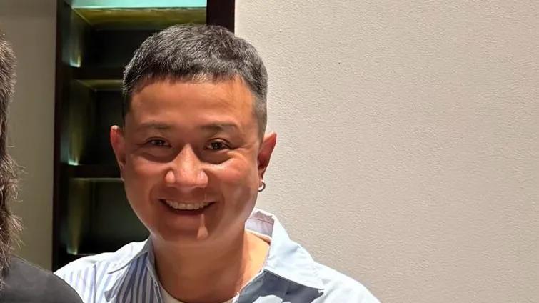 41岁文章近照变化好大，皮肤黝黑显老差点认不出，戴耳环个性十足