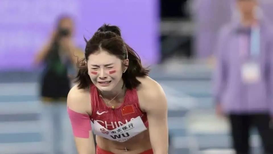 8秒01！吴艳妮打破女子60米栏全国纪录，泪洒现场！遗憾无缘决赛