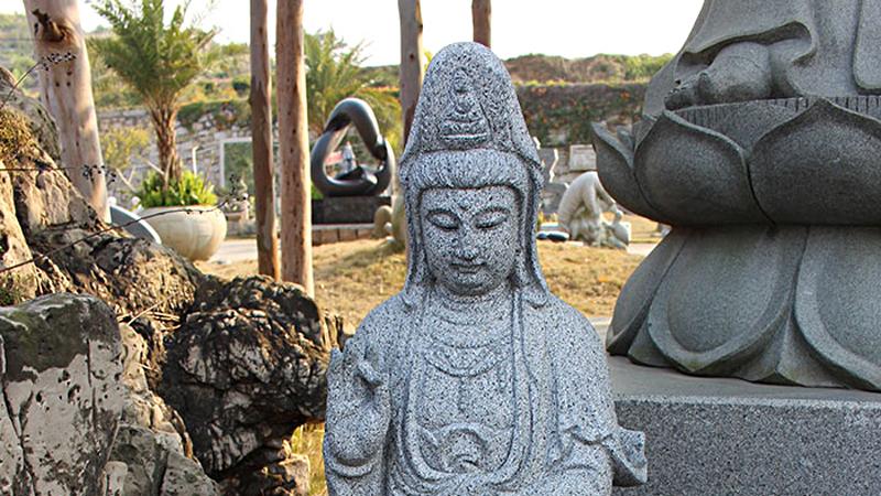 为何带莲座的石雕观音菩萨像更受青睐？