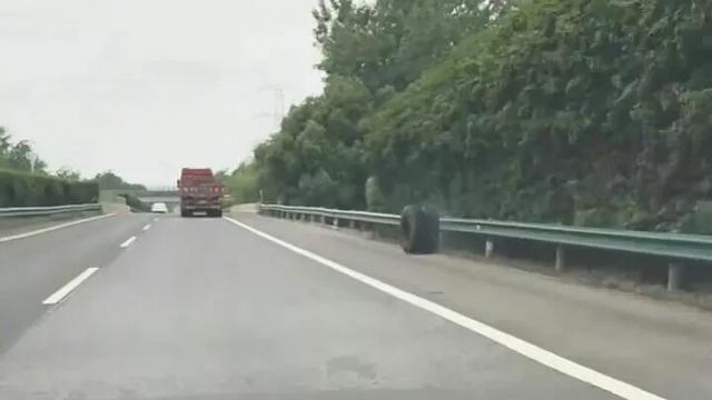惊险！高速路上遇到脱落的轮胎，小汽车做出了错误的选择