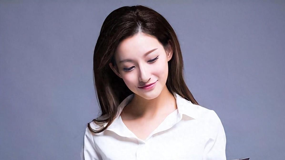 央视春晚舞台上的哈尔滨女孩，梦想与争议的交响曲，她，幸福吗？