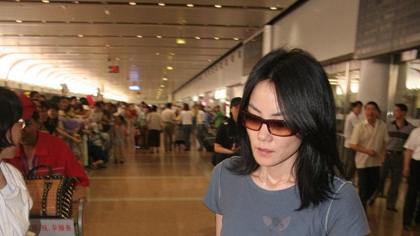 王菲又被偶遇了！天后穿着拖鞋见友人的样子让我笑出眼泪…