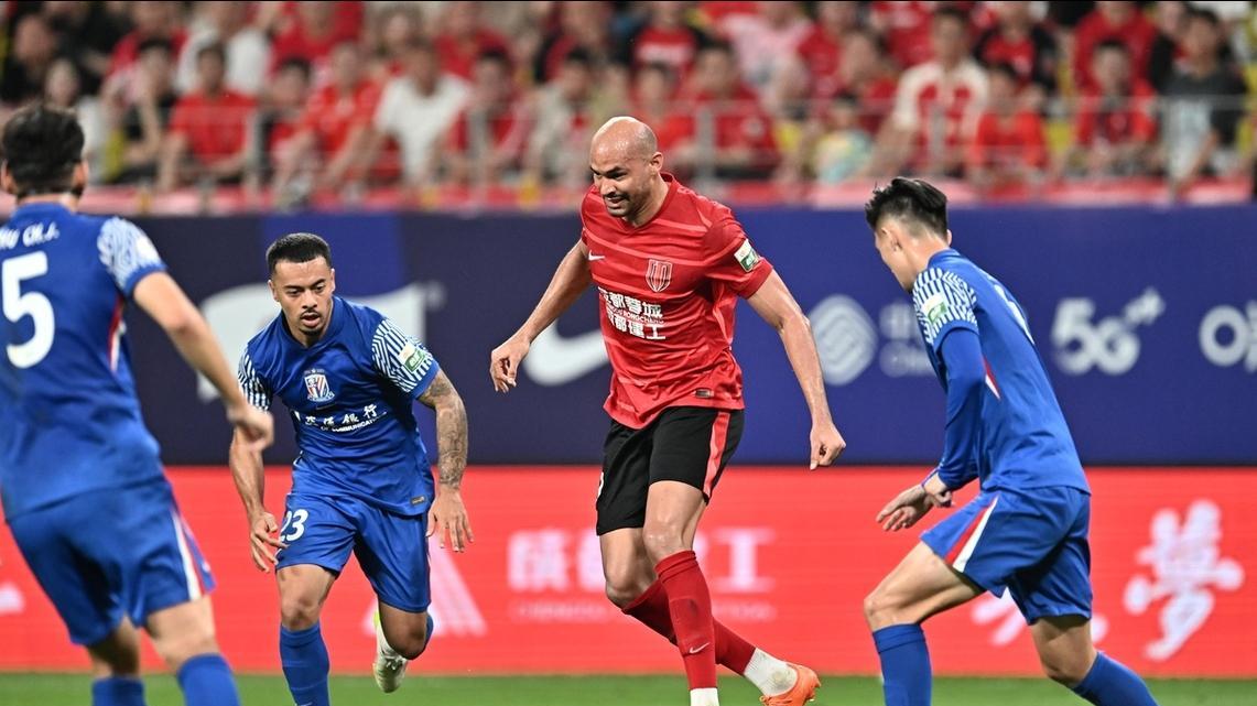 终于登顶1-0，中超第1首败倒下，成都队爆发23分，追平上海队