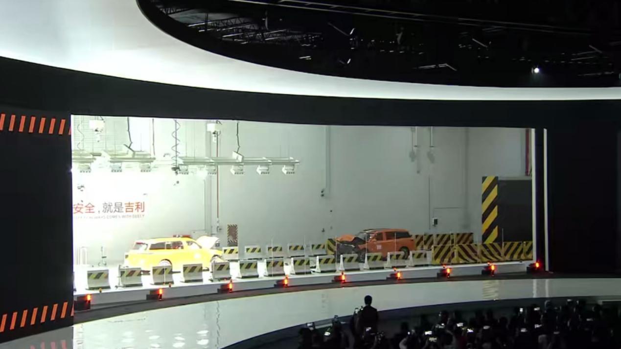 大六座SUV安全从容应对极端事故，领克900碰撞实验直播呈现