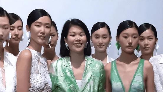 基因太强大！“顶级丑模”吕燕远嫁法国贵族，混血儿子长相像妈！