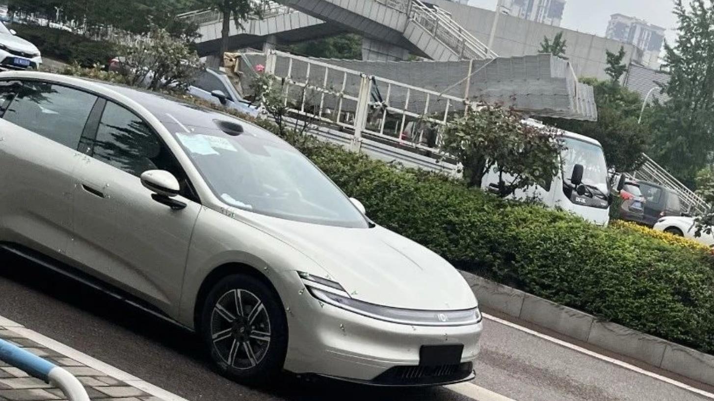 长安启源A06实车现身，大过秦L+无框车门，配激光雷达+800V