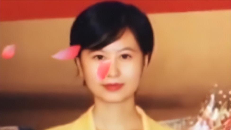 山东穷小伙网恋成都富婆，富婆大他14岁，奔现才5天就领证结婚