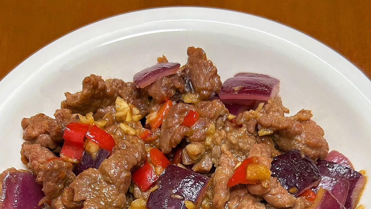 寻常洋葱与牛肉的邂逅？猛火快攻下竟能催生这般浓香。