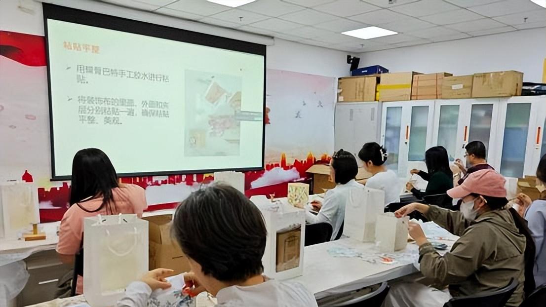 北京市通州区保利绿地工作站开展蝶骨巴特灯制作活动