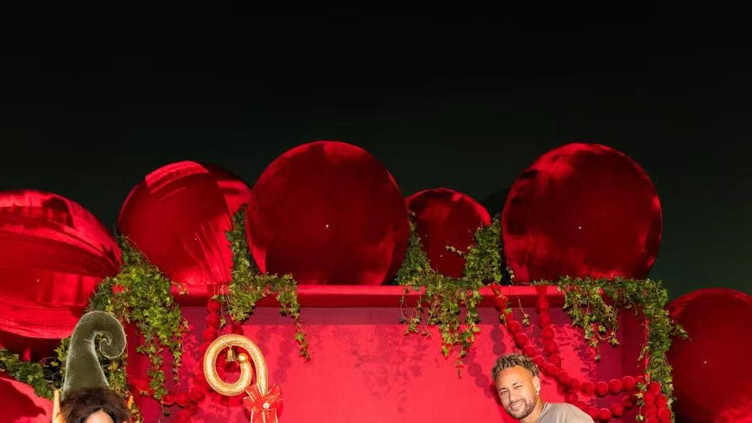 悠然马儿👀内马尔圣诞社媒：足球+病床、赌场玩牌、在家带娃…