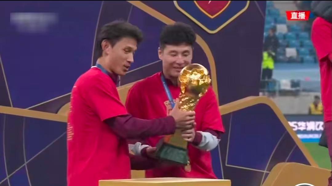 海港夺冠，中超官网送贺电：给球迷出哑谜，大声喊出7个字