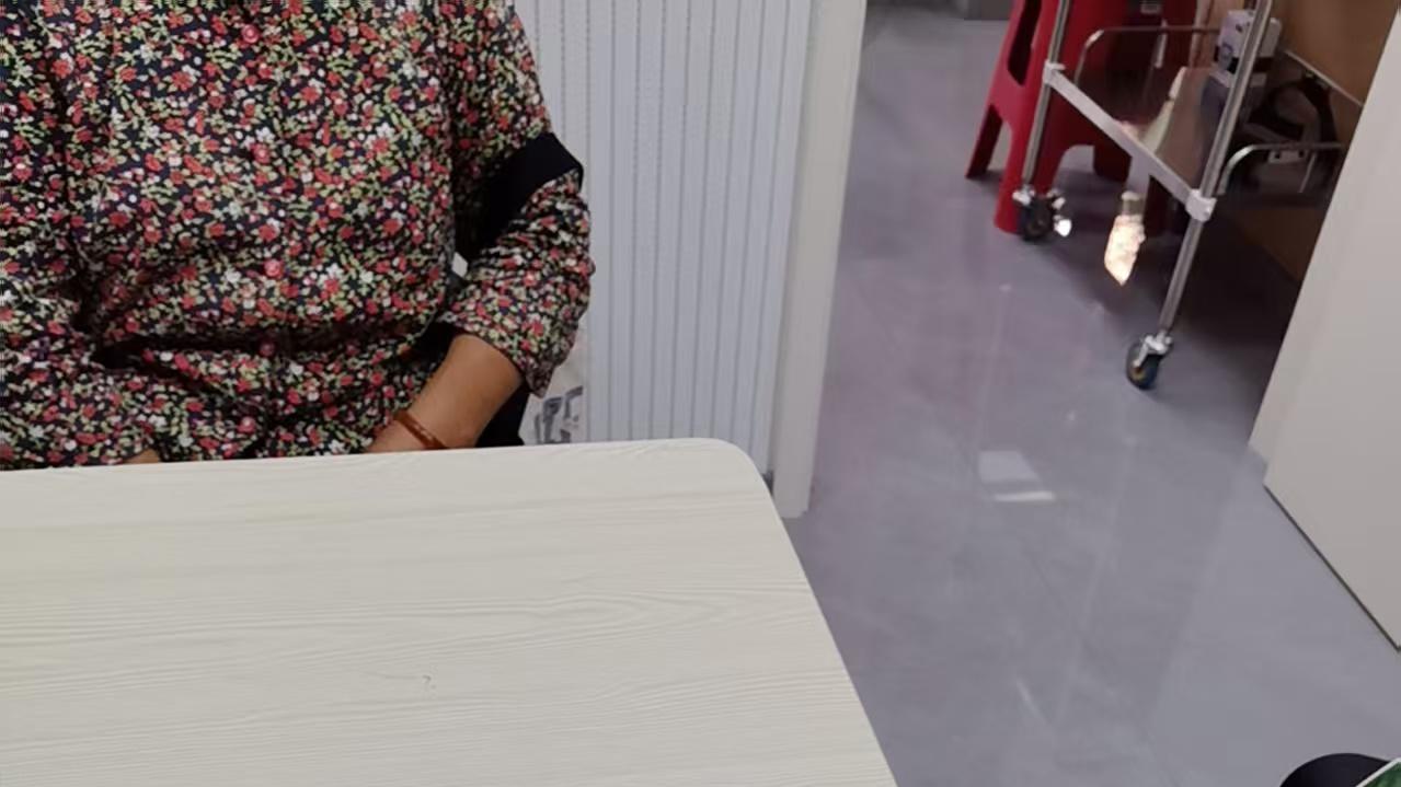 当耳朵不好的两个老年人遇到一起