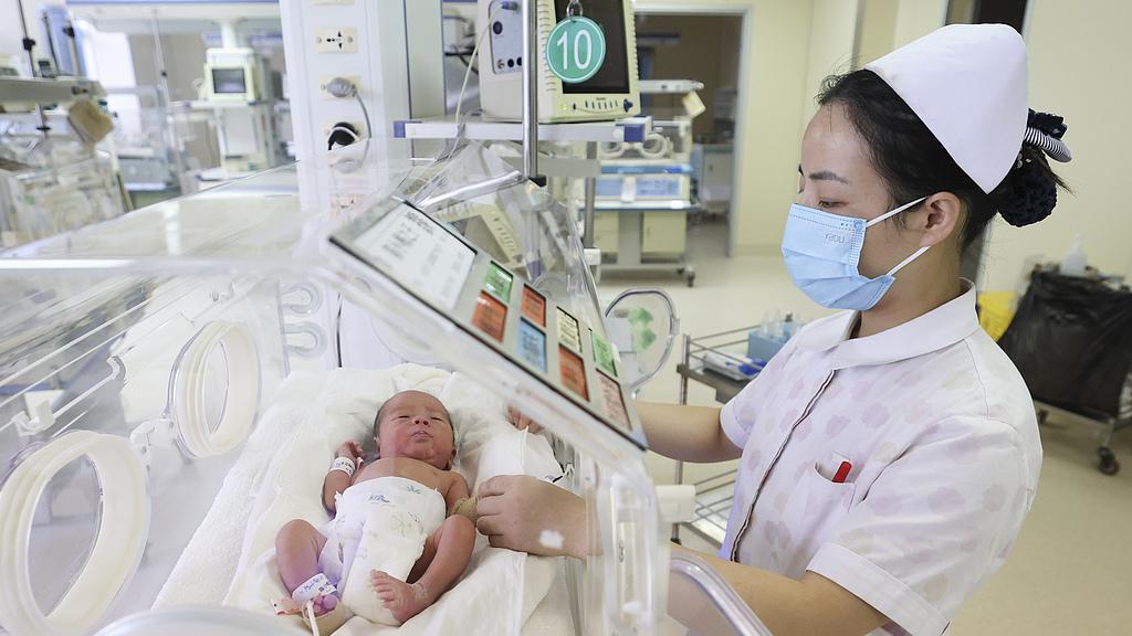 怪不得老一辈喜欢生孩子，如今年轻人把生育视为需要精密计算的人生选题