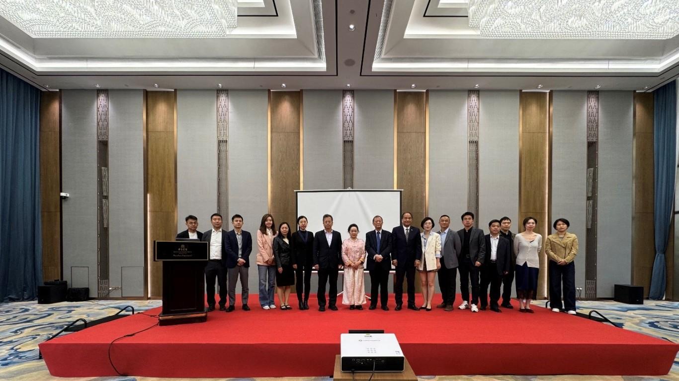 以高质量发展应对风险和挑战 2025中国（上海）智能与新能源汽车峰会热议行业大势