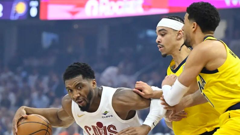 哈利伯顿读秒三分弑旧主！步行者惊天逆转 2-0 碾压骑士，史诗级翻盘震撼联盟