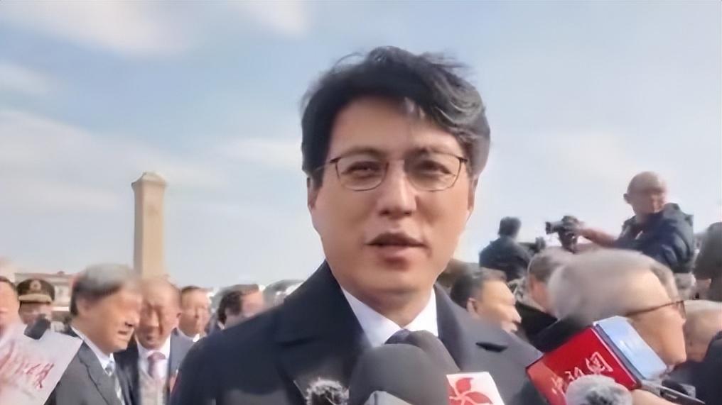 靳东对着镜头掀头发，皮肤蜡黄、鱼尾纹太深，男神形象不在！