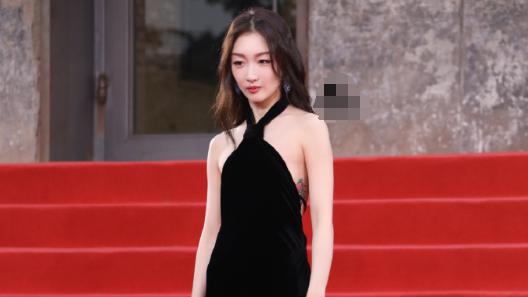 33岁周冬雨女人味爆棚，穿露背裙腰间纹身抢眼，背后仅一根绳固定太大胆